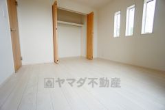暖かい日差しが差し込む洋室。たっぷり収納できるクローゼット付きでお部屋の中をすっきりと快適に保てます。