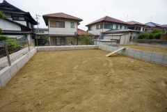 お子様と公園に行けない日も、のびのびお庭で遊べるのがうれしいですね。ガーデニングやお子様のプールなど大活躍です＾＾