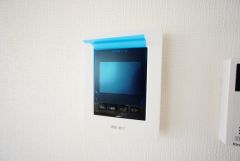 防犯はもちろん、セールスマン対策にもなるモニター付きインターホンです。お子さん1人での留守番時にも活躍しそうです。
