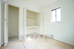 リビングからの続き間として和室をご用意しました。普段はリビングとつなげて開放的なスペースとして、来客時には客間としてお使いいただけます。