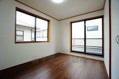 暖かい日差しが差し込む洋室。たっぷり収納できるクローゼット付きでお部屋の中をすっきりと快適に保てます。