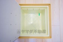 キッチンにある床下収納は、居住スペースを減らさずに買い置きの調味料や非常食などを保管することができます。