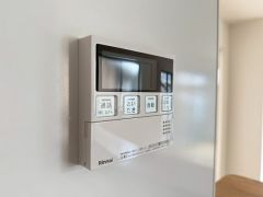 キッチン横からボタンひとつで操作が楽々。