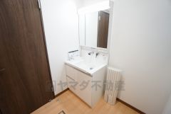 三面鏡つき洗面台。鏡裏にたっぷりとした収納スペースがあります。鏡を閉めてしまえば小物は見えないため、スッキリとした印象の洗面台にできます。