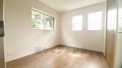 住む人のこだわりを活かす洋室。日当たりがよく、寝室としての利用もおすすめ。広めのクローゼットには荷物をすっきり片付けられ、ゆとりのある暮らしが出来ます＾＾