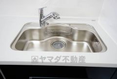 広々としたステンレスシンクには、洗剤やスポンジを収納出来るラック付き。広さも確保しているので、大きなお鍋も洗いやすいです。