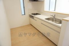 同仕様写真。対面式カウンターキッチンからはお子様の様子が見守れます。ダイニングへの配膳や調理の時便利なカウンター付き。