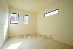 2面採光を確保した明るい室内は、風通しも良く、大変居心地の良い空間となっております。爽やかな風を感じて起きる朝は、快適生活の始まりに。