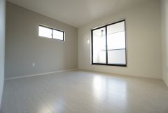同仕様写真。主寝室としてお使いいただけそうなこちらのお部屋は、日当たりが良く、爽やかな風を感じて起きる朝は、快適生活の始まりに。