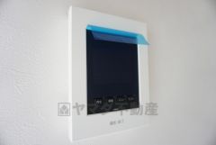 同仕様写真。ドアを開けずに来訪者を確認できるモニター付インターフォン。見やすいカラー表示、ハンズフリータイプです。