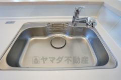 同仕様写真。広々としたステンレスシンクには、洗剤やスポンジを収納出来るラック付き。広さも確保しているので、大きなお鍋も洗いやすいです。