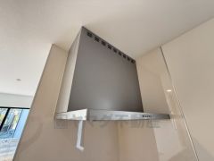 お手入れが簡単なスリム型レンジフードです。調理により発生する油煙や臭いを吸い込み、屋外へ排気してくれます。