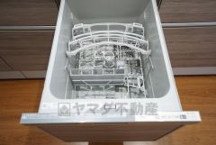食事の後の手間を解消する食器洗い乾燥機付。冬場の洗い物で手荒れの悩みもなくなります。手洗いよりも節約できて便利。