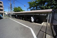 大切な自転車を守れるよう屋根付きの自転車置き場になっております。