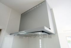 同仕様写真。風量が弱・強と切替え可能なレンジフードが調理中の煙をしっかり吸い込みます。手元を照らすライト付きです。