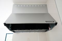 お手入れが簡単なスリム型レンジフードです。調理により発生する油煙や臭いを吸い込み、屋外へ排気してくれます。