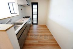 リビングにいるお子様を見守りながらお料理ができる対面キッチン。カウンタートップの汚れもサッと拭き取ることができ、お掃除ラクラク＾＾