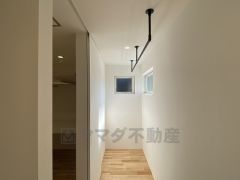 2階のドライスペース。室内干しができる物干し台が天井から設置されていて梅雨時期などにとても便利です。