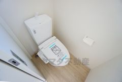 温水、暖房、ウォシュレット付の高機能トイレです。もちろん各階にトイレがあるので、忙しい朝の混雑を避けることが出来ます。