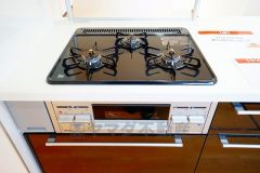 複数の調理を一度に行うことができる3口コンロ。効率よくお料理が出来ます。毎日のお料理も楽しくなりますね＾＾