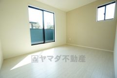 寛ぎの時間を紡ぎだす主寝室は、大型ベッドを置いても余裕の広さを確保しています。