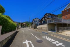 前面道路は広く、車同士がすれ違うスペースが十分にあります。落ち着いた住宅地内で快適な生活を実現してみませんか＾＾