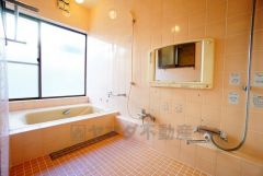 大きな窓の付いた浴室は明るく開放感のある空間です。外の景色を眺めながらゆったり入浴でき、毎日のバスタイムが特別なひとときになります＾＾