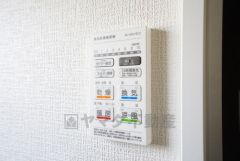 浴室暖房乾燥機付き。天候に左右されず、いつでも好きなときに洗濯物を干せるので、仕事や家事で忙しい方に重宝します。