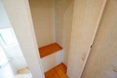 同仕様写真。2階の廊下にも収納を確保。各居室に入りきれなかった荷物や、2階で使用する日用品のストック置き場に便利です。