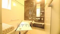 1日の疲れを癒すくつろぎのバスルーム。足を伸ばしてもゆったりと入れるサイズです。お子様と一緒にお風呂に入っても狭くないですね^^