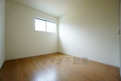 暖かい日差しが差し込む洋室。たっぷり収納できるクローゼット付きでお部屋の中をすっきりと快適に保てます。