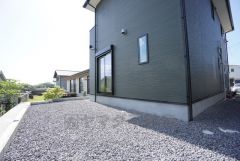 お庭付き＾＾日光浴やガーデニングはもちろん、お子さまの外遊びの場としても＾＾リビング・和室からも様子が見守れるので安心です＾＾