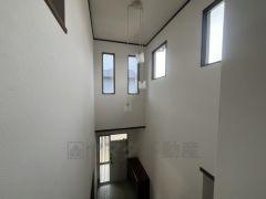 訪れる人に住空間の大きさを印象付ける、玄関の大きな吹抜け。窓から光が差し込み、明るい空間になっています＾＾