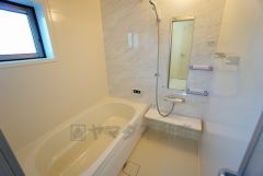 同仕様写真。広々1坪タイプの浴槽ユニットでゆったりくつろげるバスルーム。窓、浴室乾燥機付きで換気・雨の日の洗濯もばっちり＾＾
