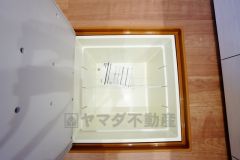 キッチンに床下収納があります。長期保存ができるもの、調理器具、防災グッズを入れておくのもいいですね。