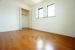 同仕様写真。住む人のこだわりを活かす洋室。日当たりがよく、寝室としての利用もおすすめ。広めのクローゼットには荷物をすっきり片付けられ、ゆとりのある暮らしが出来ます＾＾