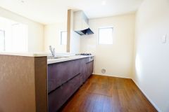 リビングにいるお子様を見守りながらお料理ができる対面キッチン。カウンタートップの汚れもサッと拭き取ることができ、お掃除ラクラク＾＾