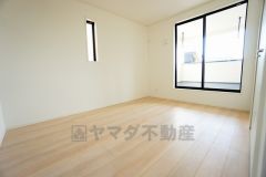 暖かい日差しが差し込む洋室。たっぷり収納できるクローゼット付きでお部屋の中をすっきりと快適に保てます。