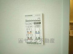 浴室暖房乾燥機付き。天候に左右されず、いつでも好きなときに洗濯物を干せるので、仕事や家事で忙しい方に重宝します。