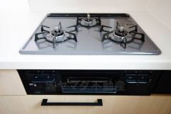 同時にたくさんの料理が調理できる3口コンロ。長時間熱を通しておきたい煮込み料理を作りながら、炒め物など同時進行で進められます。