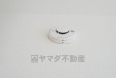 火災による煙や熱を感知して、警報音やブザー等で火災の発生を知らせてくれる火災警報器。