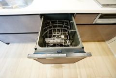 炊事時間を大幅に短縮できる食器洗浄乾燥機付き＾＾食器を洗う手間が減るので家族とのコミュニケーションの時間や自分の時間が増えますね。