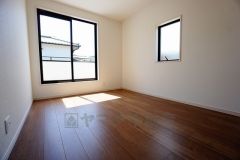 同仕様写真。2面採光を確保した明るい室内は、風通しも良く、大変居心地の良い空間となっております。爽やかな風を感じて起きる朝は、快適生活の始まりに。