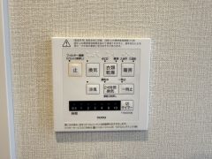 浴室暖房乾燥機には、暖房、乾燥、涼風、換気の4つの機能が付いています。タイマー付きです。換気・雨の日の洗濯も安心です＾＾