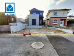 現地（2026年1月17日）撮影。駐車もらくらくの敷地面積60坪以上。最新の設備で気持ちの良い新生活を送りませんか＾＾