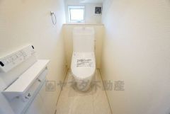 温水洗浄機付トイレです。節水機能もあるので、安心して使えますね。もちろん、1階2階の2ヶ所にトイレがあるので、忙しい朝にもゆとりができますね。