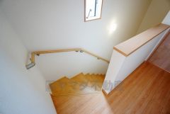 同仕様写真。小さなお子様やご高齢の方でも安心できる、手すり付き階段。段差も低めで設定されており、安全性にも優れています。