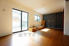 リビングは広々とした設計で、家族が集い、寛ぐ暮らしの空間を演出しています。