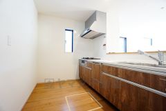 対面式カウンターキッチンからはお子様の様子が見守れます。ダイニングへの配膳や調理の時便利なカウンター付き。