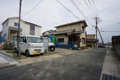 現地（2023年3月20日）撮影。住人以外の車の進入も少なく、小さなお子様を持つご家庭にも安心です。